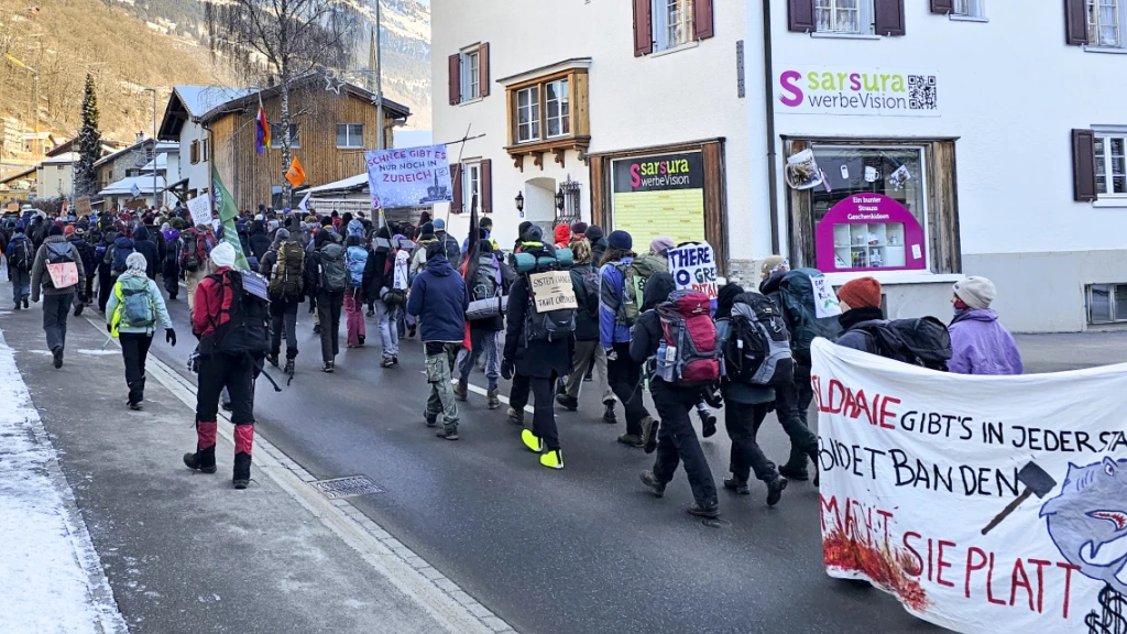 Anti-WEF Demonstrierende sorgen für Mega-Stau, © Keystone/SDA Anti-WEF Demonstrierende sorgen für Mega-Stau, © Keystone/SDA