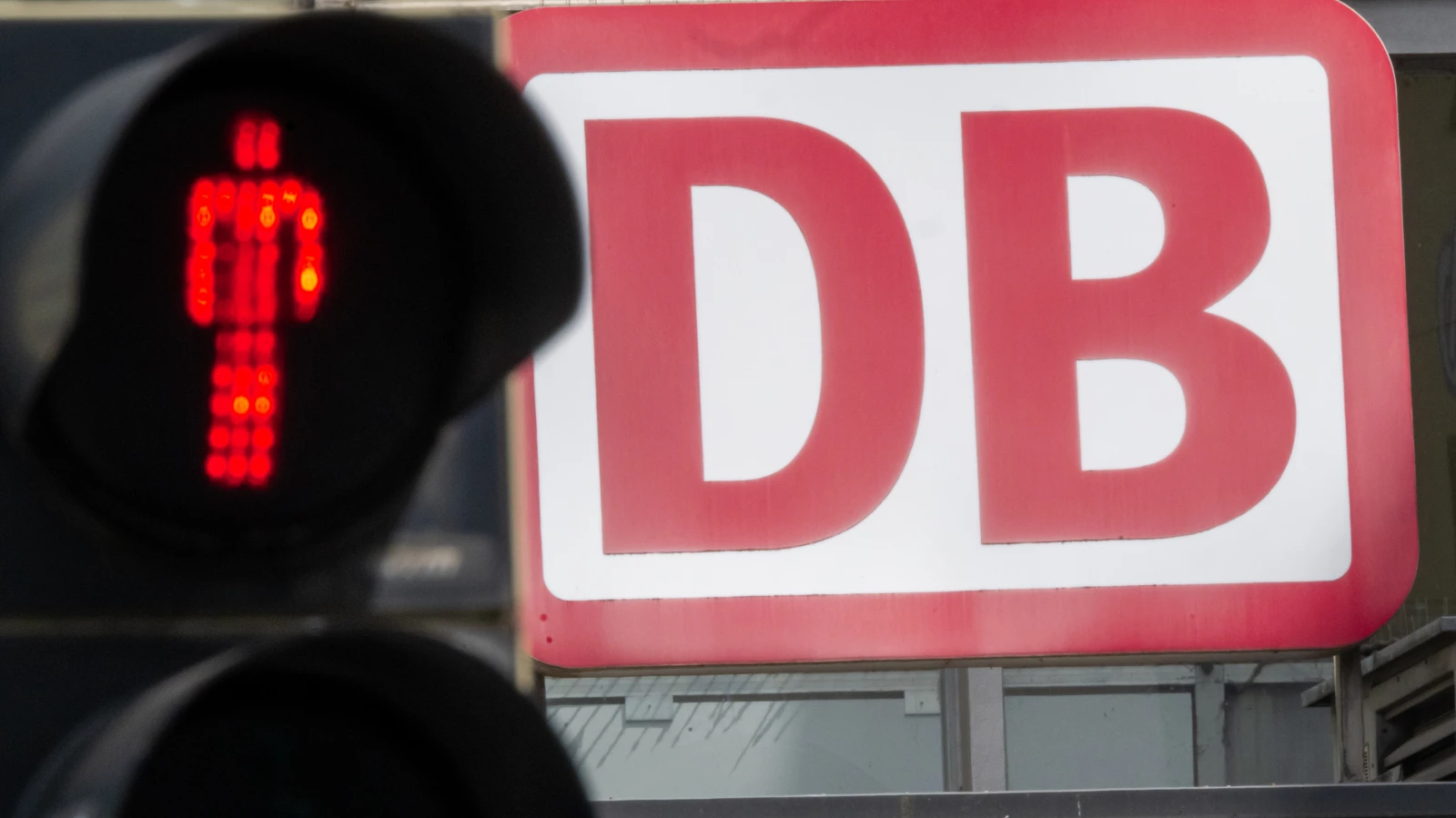 10 Metrelik Ağacı Kesip Rayları Kapattılar!, © dpa 10 Metrelik Ağacı Kesip Rayları Kapattılar!, © dpa