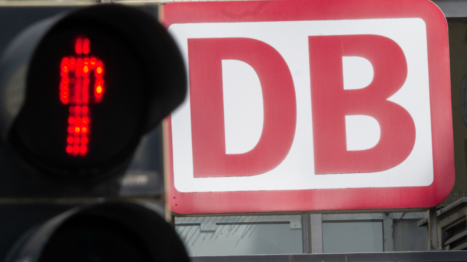 10 Metrelik Ağacı Kesip Rayları Kapattılar!, © dpa