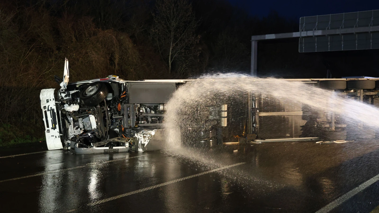 A46’da Elektrikli Kamyon Devrildi ve Alev Aldı, © Gianni Gattus/dpa A46’da Elektrikli Kamyon Devrildi ve Alev Aldı, © Gianni Gattus/dpa