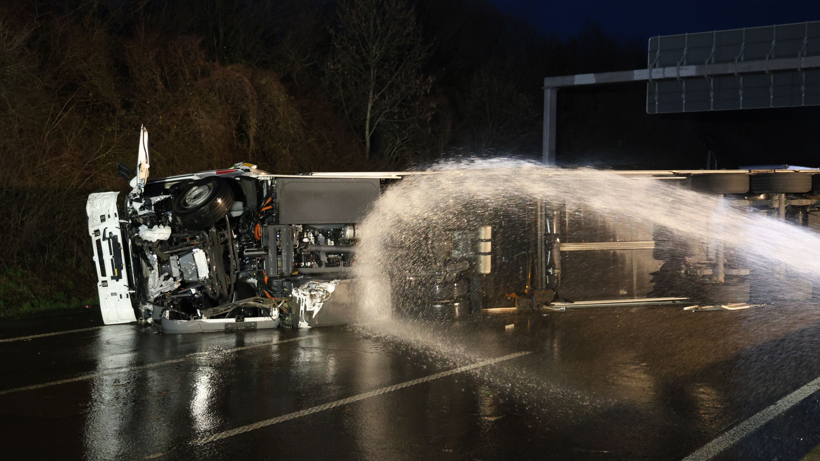 A46’da Elektrikli Kamyon Devrildi ve Alev Aldı, © Gianni Gattus/dpa
