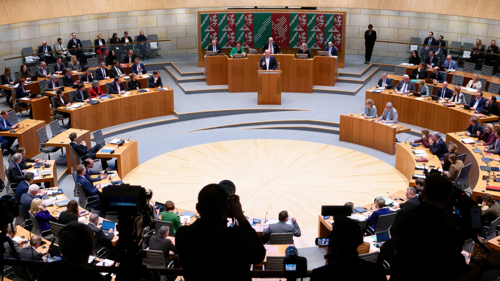 Kuzey Ren-Vestfalya’da 2026 bütçesi meclis gündeminde: Rekor hacim, yeni tartışmalar, © Henning Kaiser/dpa Kuzey Ren-Vestfalya’da 2026 bütçesi meclis gündeminde: Rekor hacim, yeni tartışmalar, © Henning Kaiser/dpa