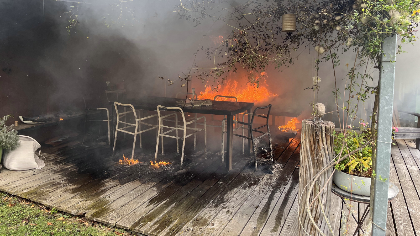 Brand auf Terrasse in Lüchingen, © Kantonspolizei St. Gallen