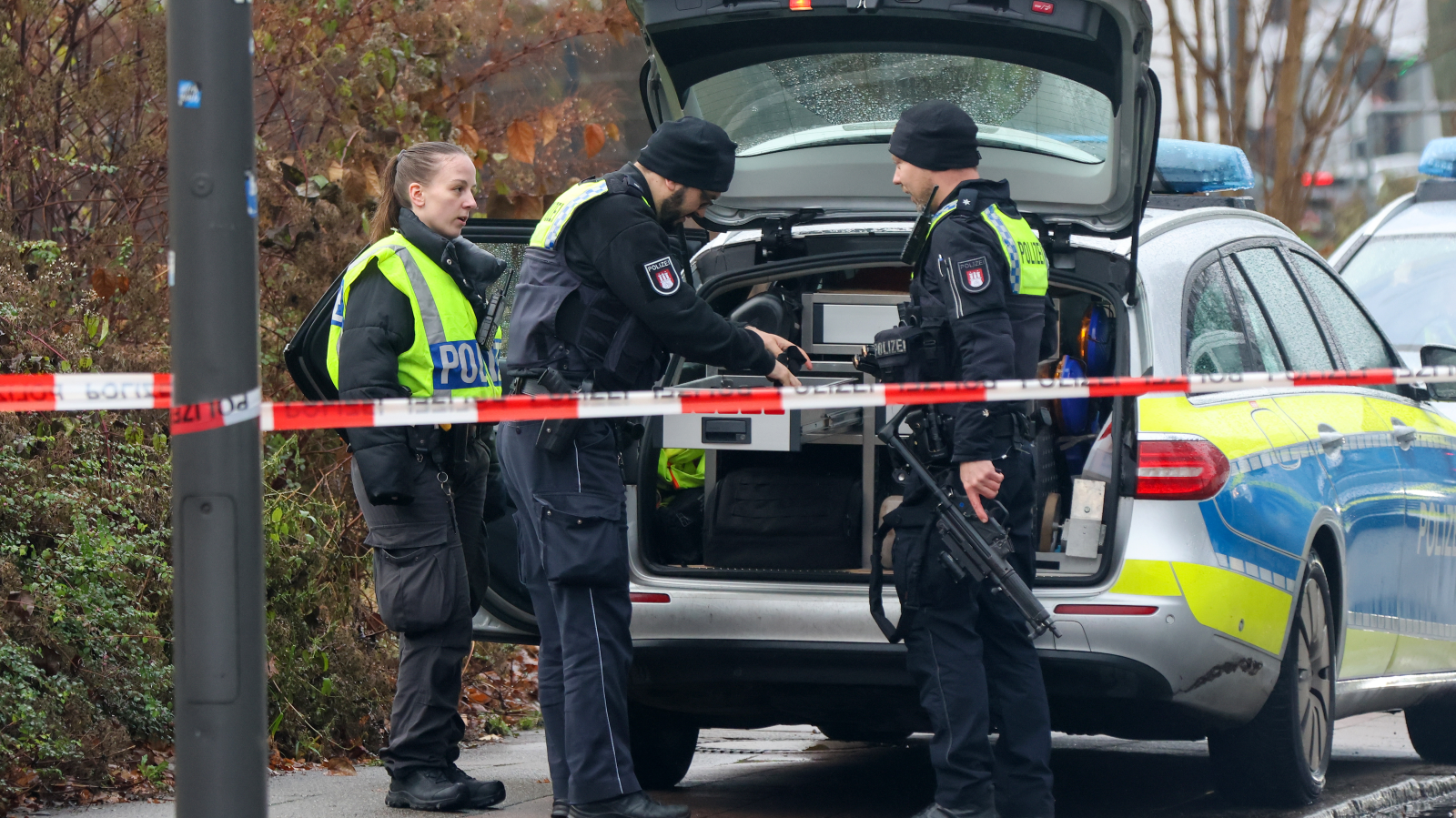 Hamburg-Stellingen’de Bıçaklı Saldırı: Şüpheli Kaçakta, SEK Operasyonu Sonuçsuz Kaldı, © Bodo Marks/dpa