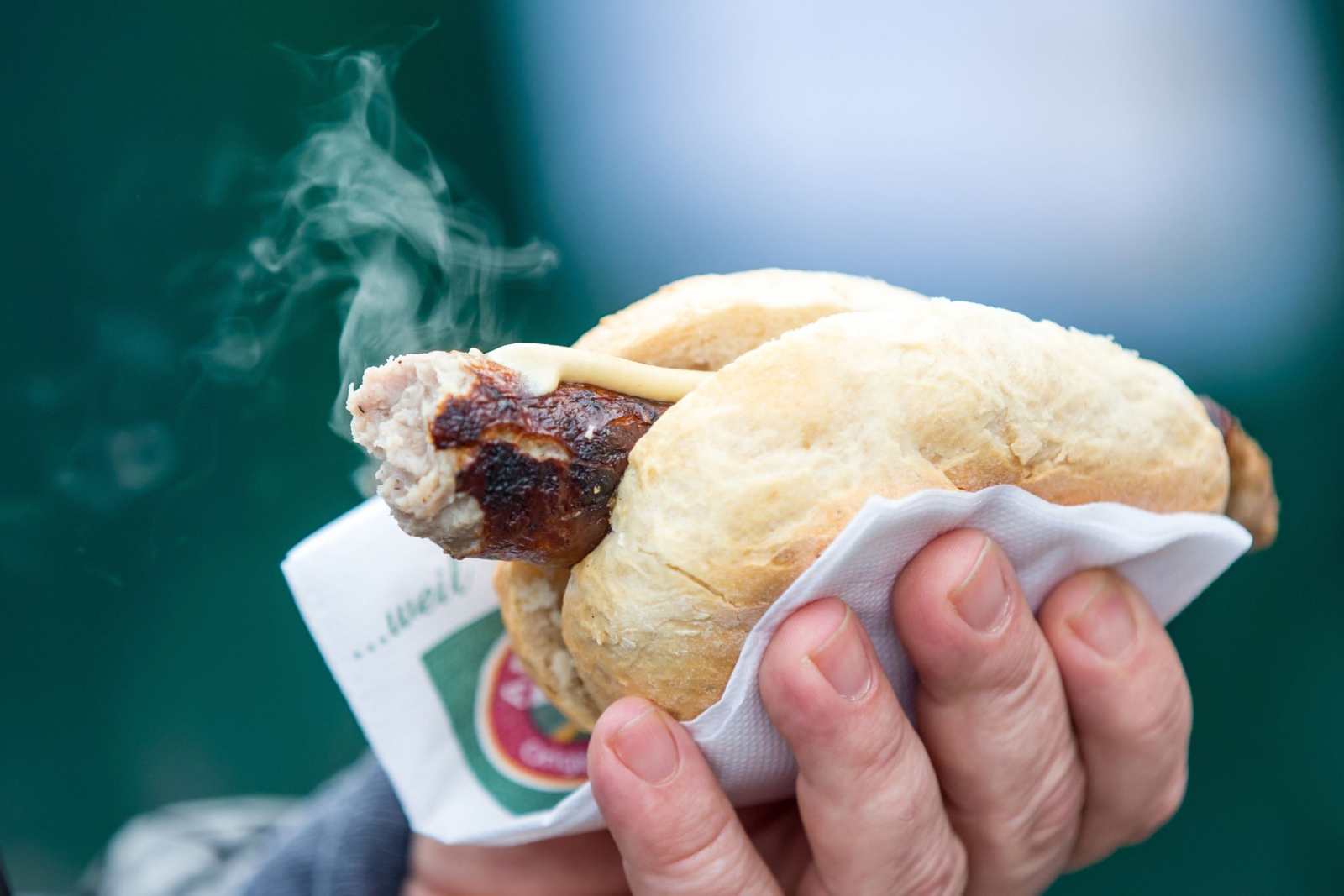 Eine Original Thüringer Rostbratwurst dampft., © arifoto UG/dpa-Zentralbild/dpa/Symbolbild
