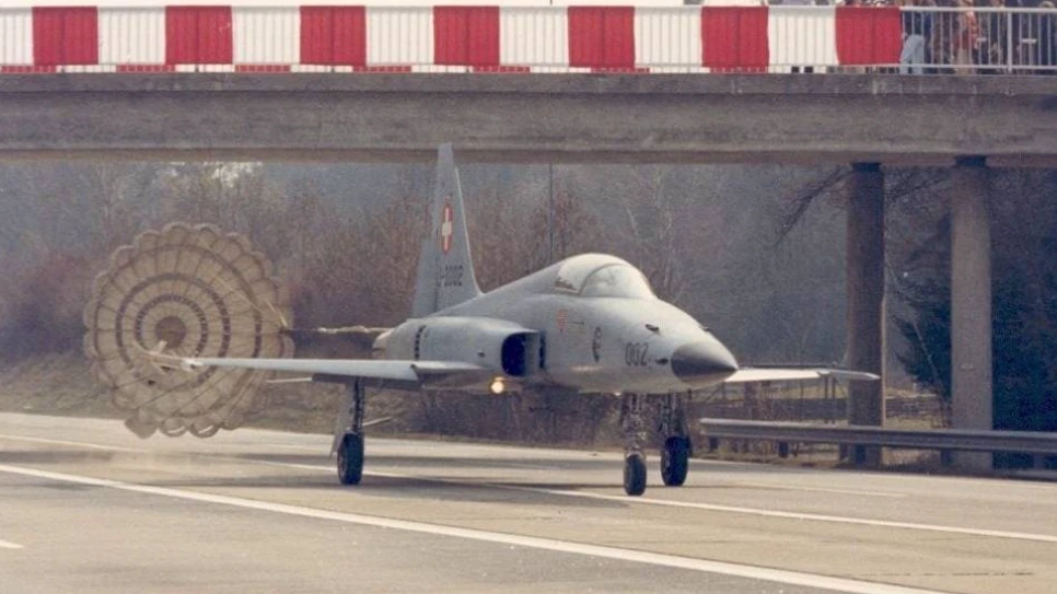 Schweizer Kampfjets dürfen auf A1 landen , © Keystone / SDA / Archivbild Schweizer Kampfjets dürfen auf A1 landen , © Keystone / SDA / Archivbild