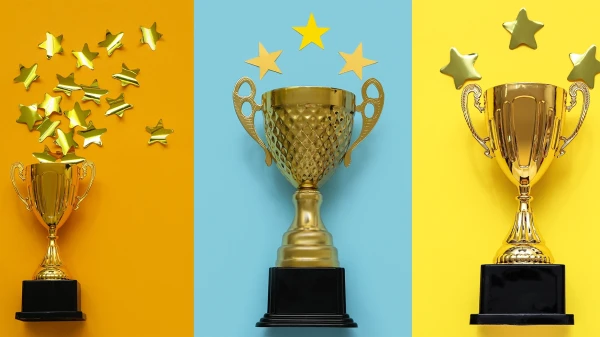 Viel goldene Pokale in einer Reihe, © Shutterstock Viel goldene Pokale in einer Reihe, © Shutterstock