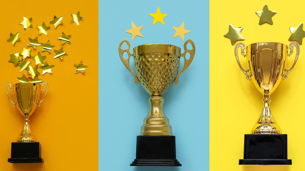 Viel goldene Pokale in einer Reihe, © Shutterstock