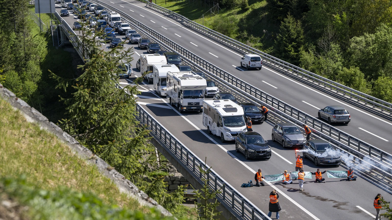 Klimaaktivisten blockieren Gotthardautobahn, © Keystone / Urs Flüeler Klimaaktivisten blockieren Gotthardautobahn, © Keystone / Urs Flüeler