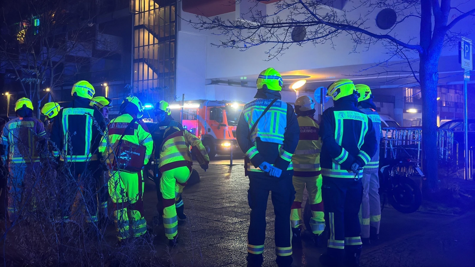 Berlin’de Havai Fişeklerle Yayalara, Araçlara Saldırıldı , © M. Bağrıaçık Berlin’de Havai Fişeklerle Yayalara, Araçlara Saldırıldı , © M. Bağrıaçık
