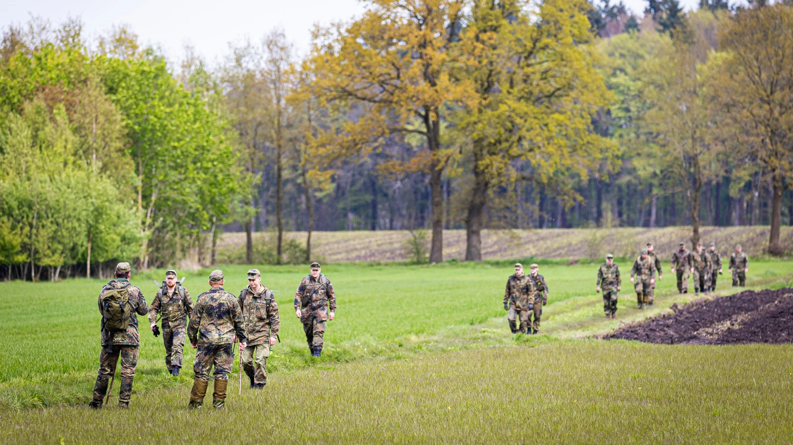 Suche nach Arian mit Menschenkette gestartet, © KEYSTONE/DPA/Moritz Frankenberg Suche nach Arian mit Menschenkette gestartet, © KEYSTONE/DPA/Moritz Frankenberg