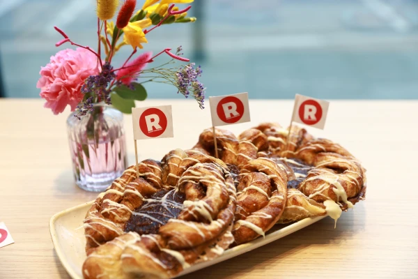 3 Franzbrötchen mit RHH Fähnchen, © Inga Sommer 3 Franzbrötchen mit RHH Fähnchen, © Inga Sommer