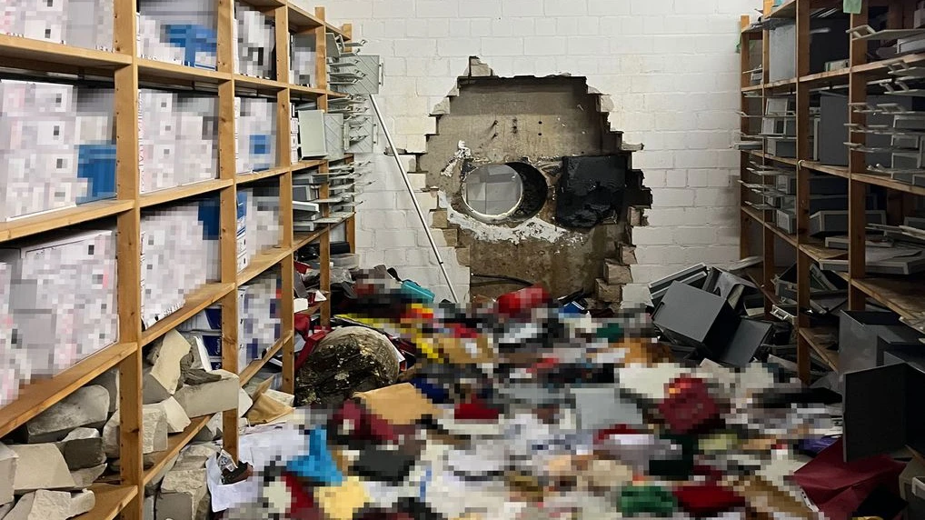Gelsenkirchen’de Banka Soygunu: Hırsızlar Kasa Dairesine Duvar Delerek Girdi, © -/Polizei Gelsenkirchen/dpa Gelsenkirchen’de Banka Soygunu: Hırsızlar Kasa Dairesine Duvar Delerek Girdi, © -/Polizei Gelsenkirchen/dpa