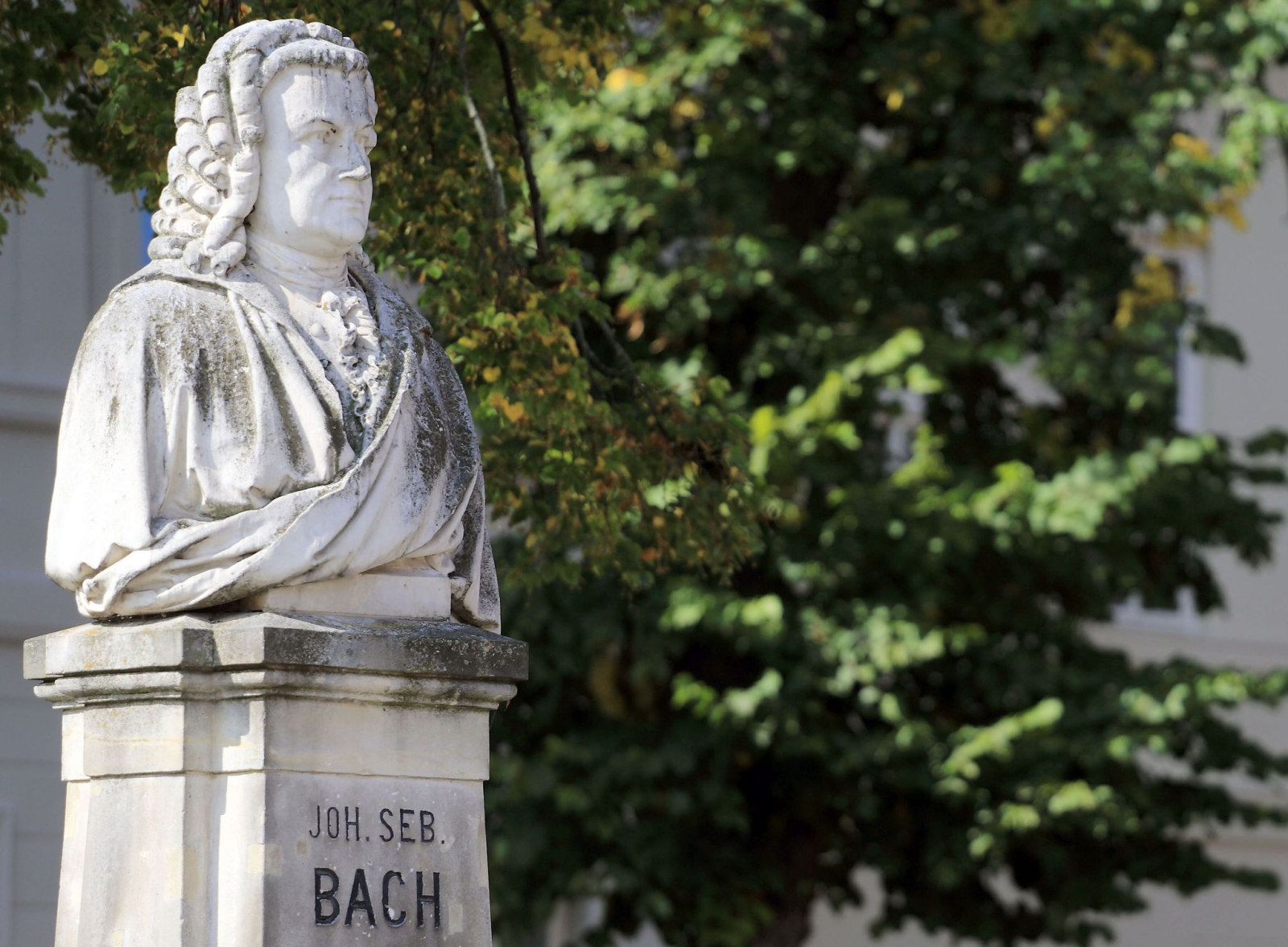 Das Denkmal des Komponisten Johann Sebastian Bach (1685-1750) auf dem Bachplatz.