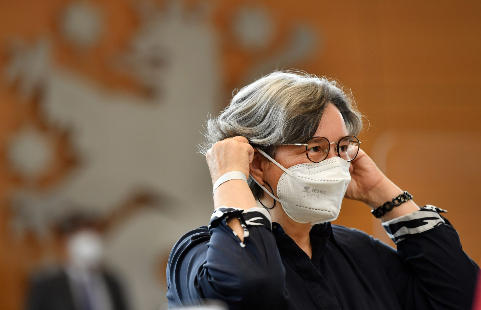 Thüringens Gesundheitsministerin Heike Werner rückt ihre Maske in einer Sitzung.