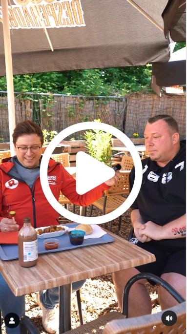 Stadtteilreporter beim Currywurst essen, © Radio Hamburg Stadtteilreporter beim Currywurst essen, © Radio Hamburg