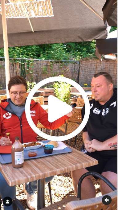 Stadtteilreporter beim Currywurst essen, © Radio Hamburg