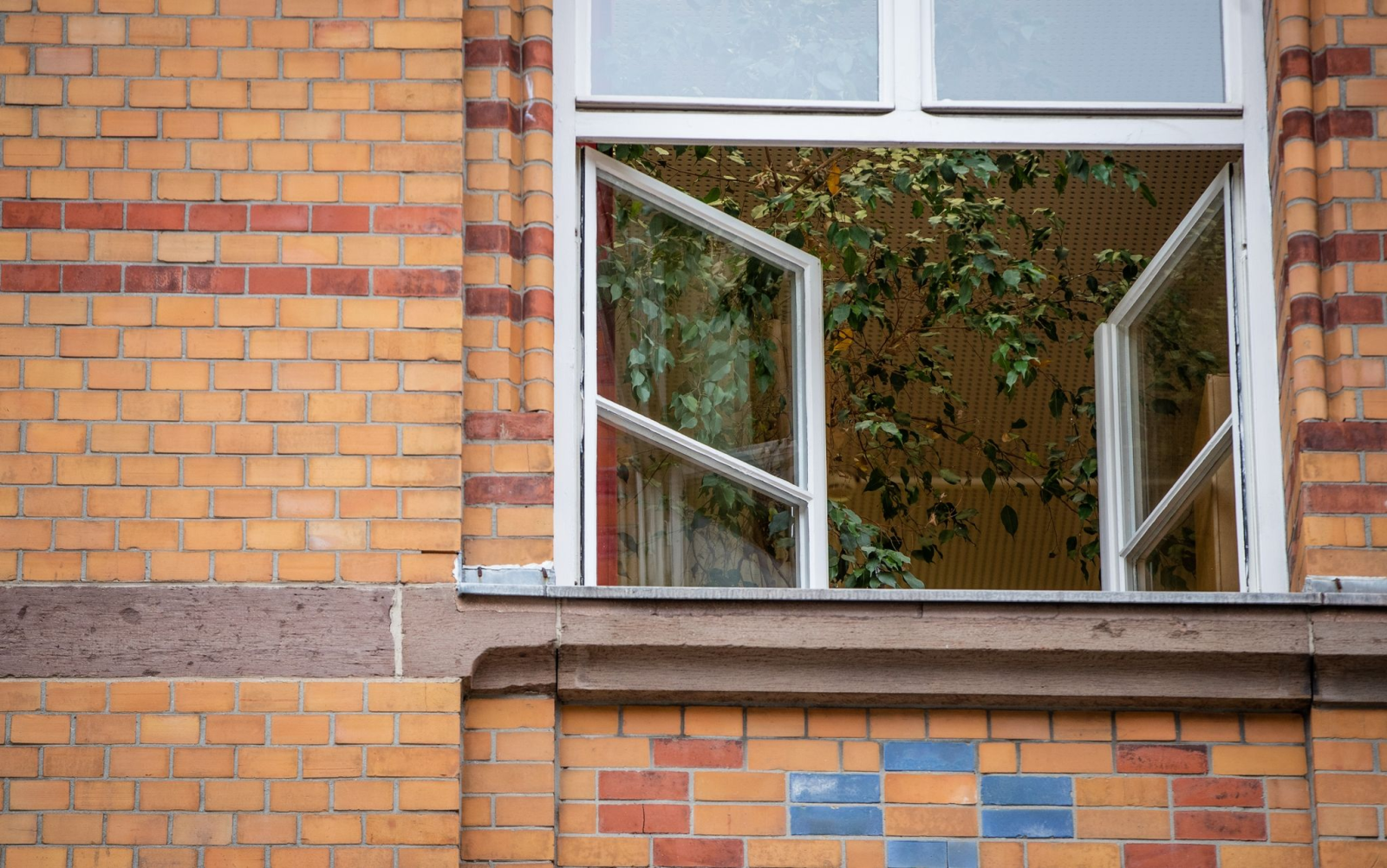 Ein Fenster einer an einer Schule ist zum Lüften geöffnet.