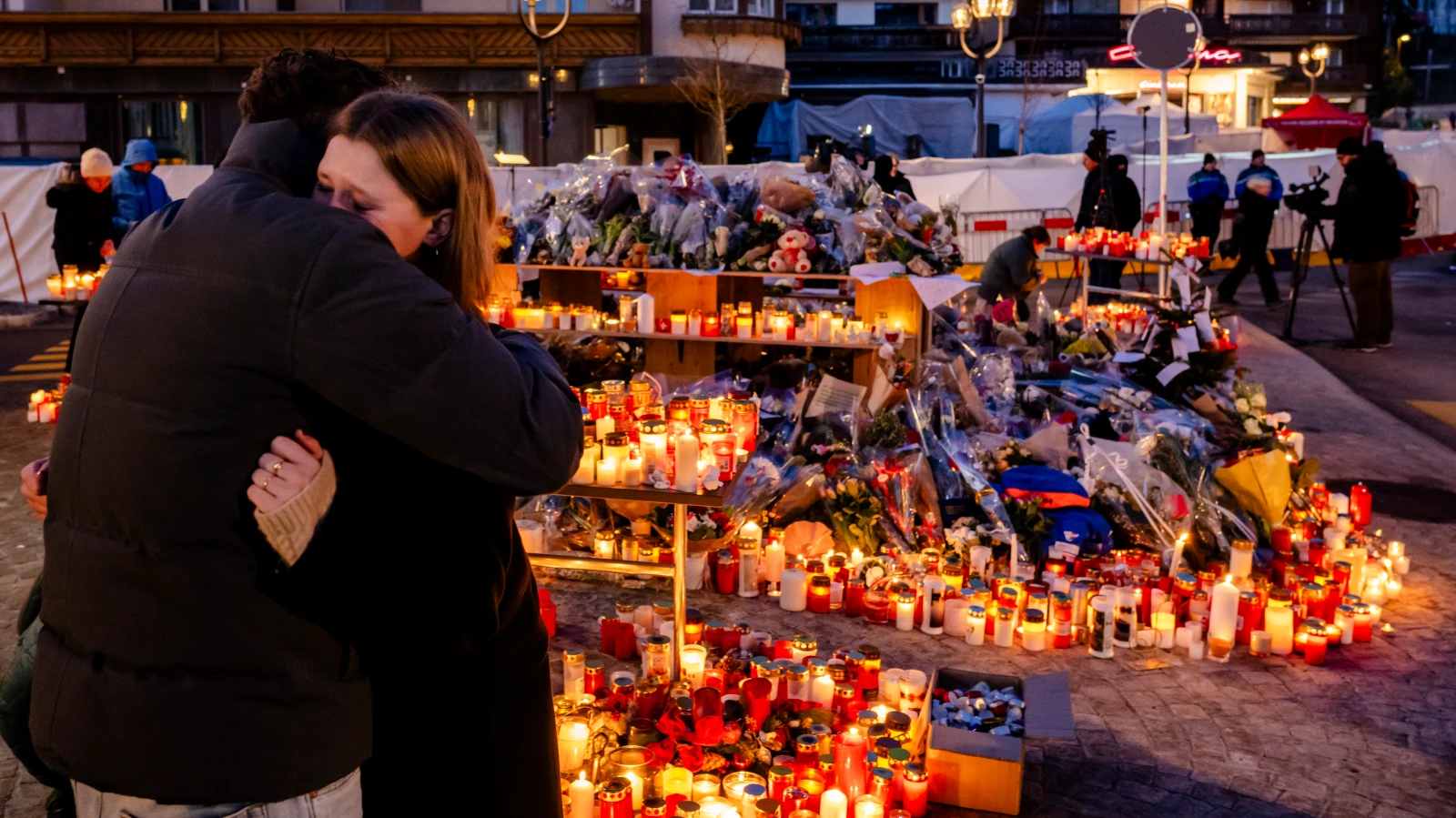 Crans-Montana Faciada Hayatını Kaybedenlerden birisi Türk Vatandaşı, © Jean-Christophe Bott/KEYSTONE/dpa Crans-Montana Faciada Hayatını Kaybedenlerden birisi Türk Vatandaşı, © Jean-Christophe Bott/KEYSTONE/dpa