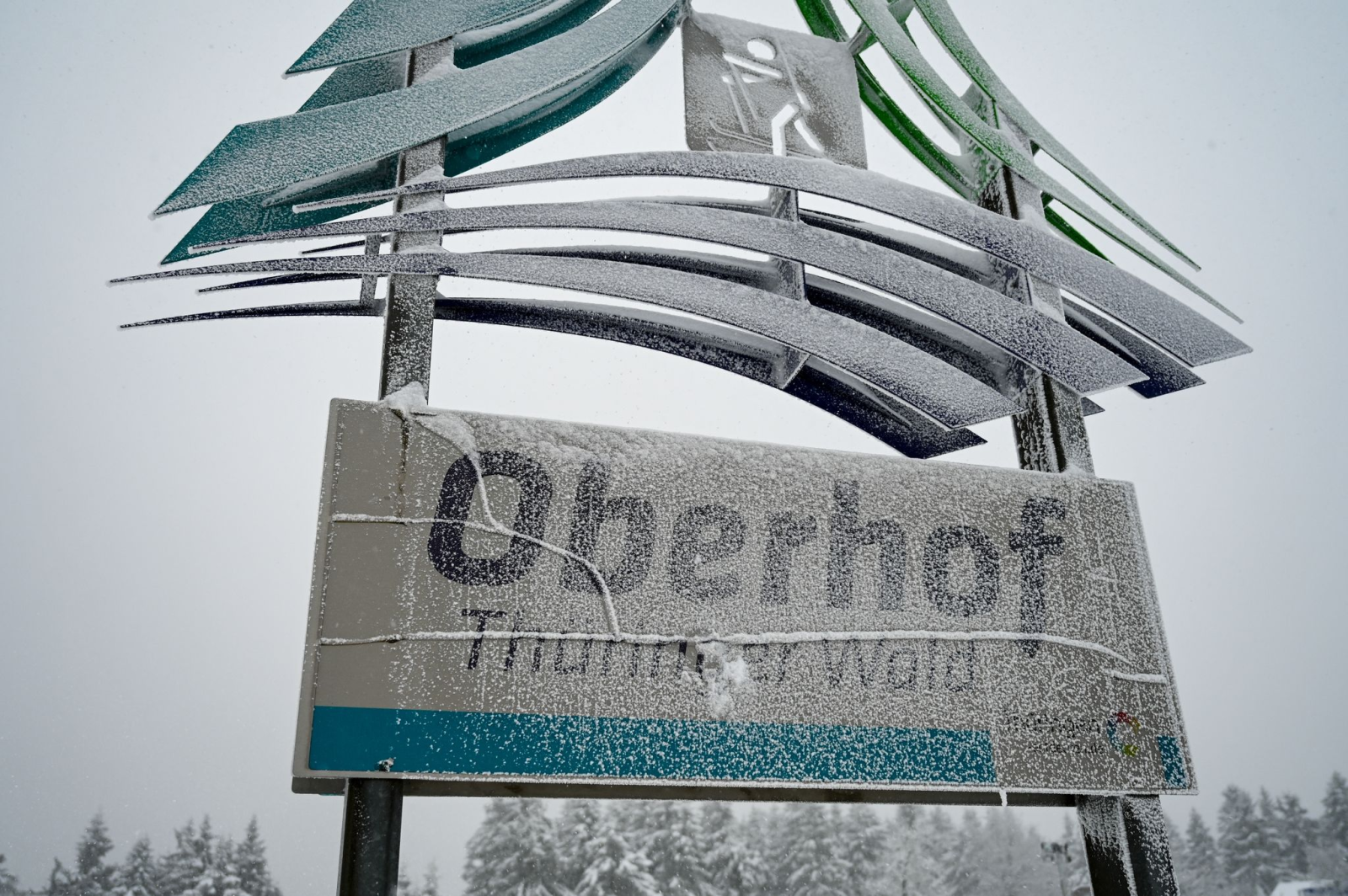 Das verschneite Logo der Stadt Oberhof am Rennsteig.