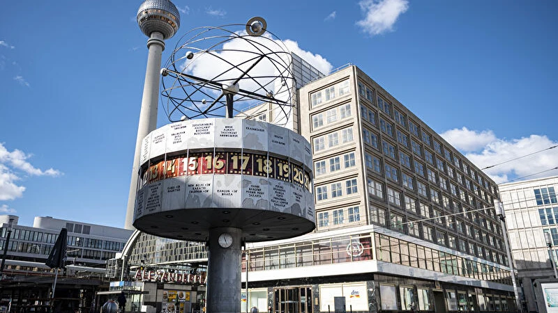 Berlin Dünya Zamanı Saati’nin Masrafı 23.000 Euro!, © Berlin.de Berlin Dünya Zamanı Saati’nin Masrafı 23.000 Euro!, © Berlin.de