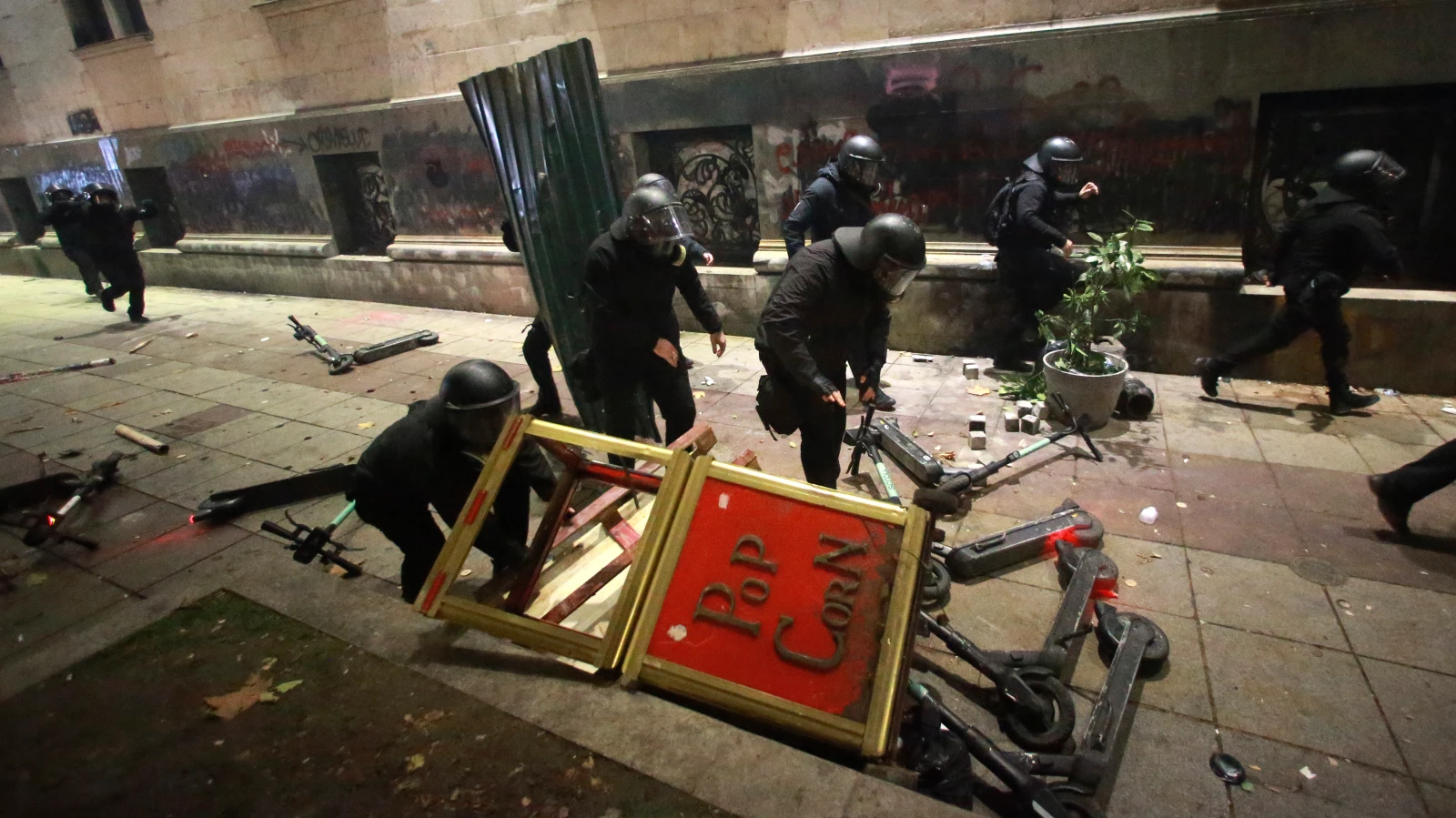 Georgiens Präsidentin will Amtsgeschäfte nicht übergeben, © KEYSTONE ZURAB TSERTSVADZE Georgiens Präsidentin will Amtsgeschäfte nicht übergeben, © KEYSTONE ZURAB TSERTSVADZE