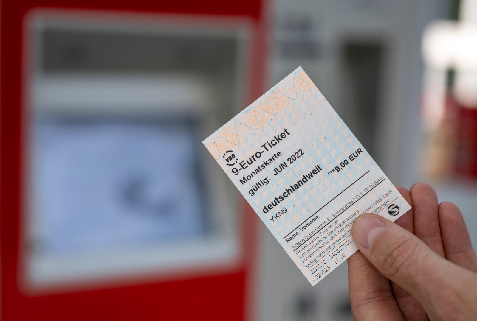 Ein 9-Euro-Ticket ist vor einem Fahrkartenautomaten zu sehen.