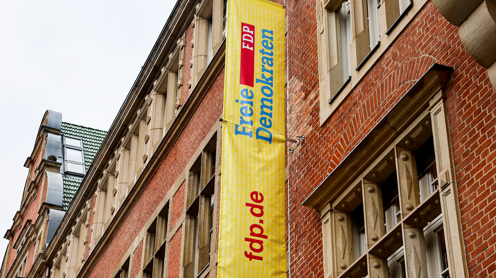 FDP-Spitze ist in Erklärungsnot, © Keystone / EPA / Filip Singer