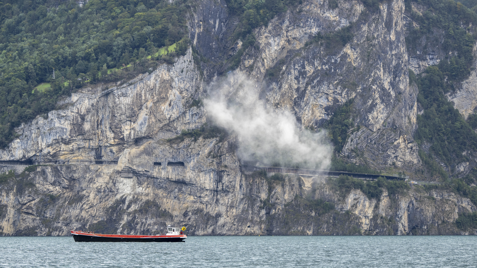 1500-Tonnen-Fels bei Galerie Axenflueh gesprengt, © Keystone / Urs Flueeler