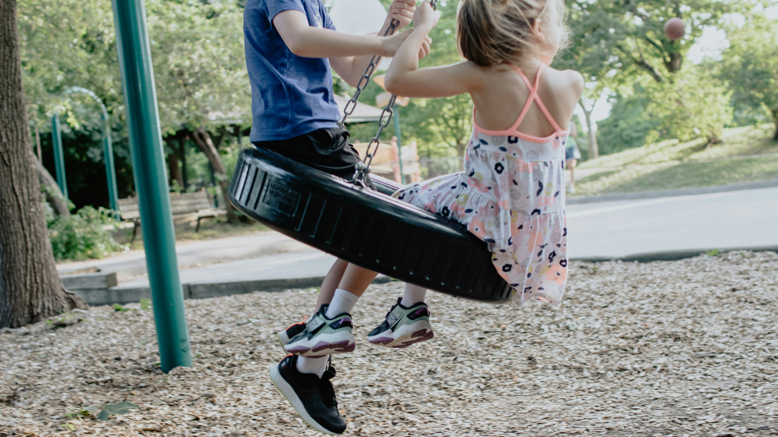 Zahl von Zigarettenstummeln auf Schweizer Spielplätzen angestiegen, © unsplash/kelly sikkema