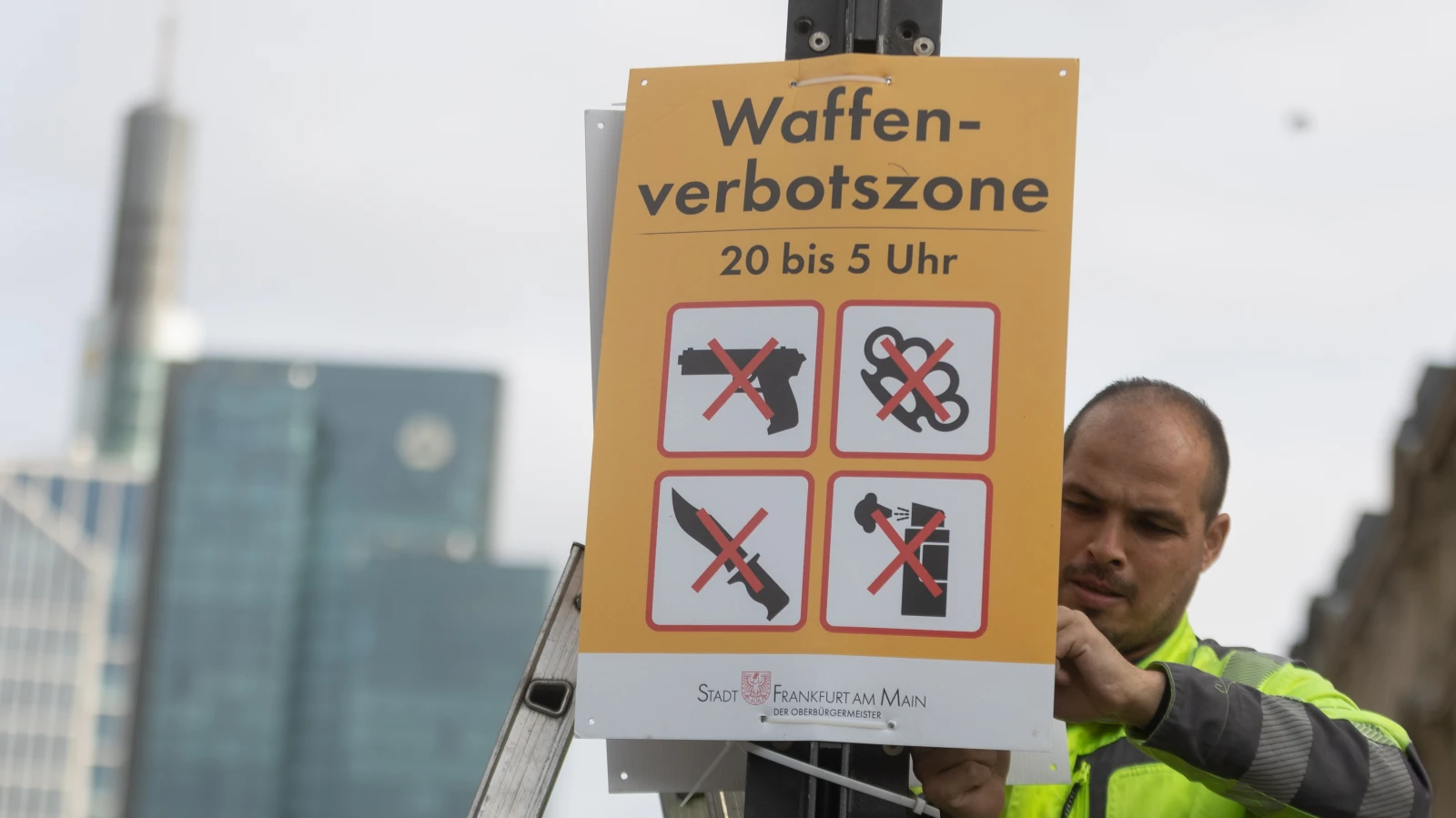 Frankfurt „Hauptbahnhof” Bölgesinde Silah Taşıma Yasağı Bir Yılını Tamamladı, © dpa Frankfurt „Hauptbahnhof” Bölgesinde Silah Taşıma Yasağı Bir Yılını Tamamladı, © dpa