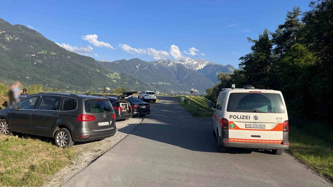 Velofahrer kollidiert mit Hund in Buchs, © Kantonspolizei St. Gallen Velofahrer kollidiert mit Hund in Buchs, © Kantonspolizei St. Gallen