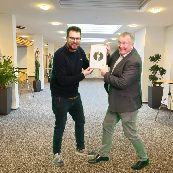 Urkundenübergabe für Spot des Monats Nov. Itzehoer Versicherunegn, © more Marketing Urkundenübergabe für Spot des Monats Nov. Itzehoer Versicherunegn, © more Marketing