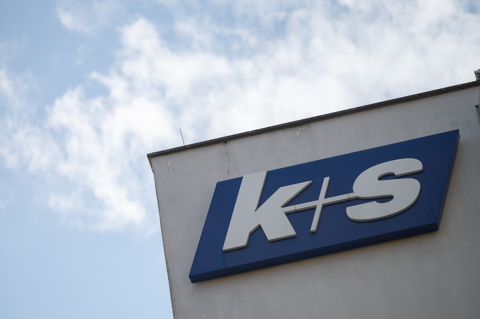 "K+S" steht am Hauptsitz des Unternehmens "K+S AG" auf einem Schild.