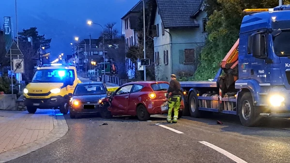Unfall im Grosskreisel Schaan behindert Feierabendverkehr, © Radio Liechtenstein Unfall im Grosskreisel Schaan behindert Feierabendverkehr, © Radio Liechtenstein