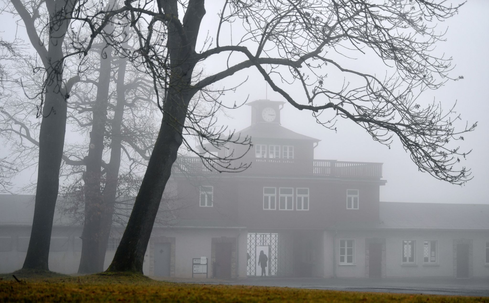 Das frühere Lagertor der Gedenkstätte Buchenwald liegt im Nebel.