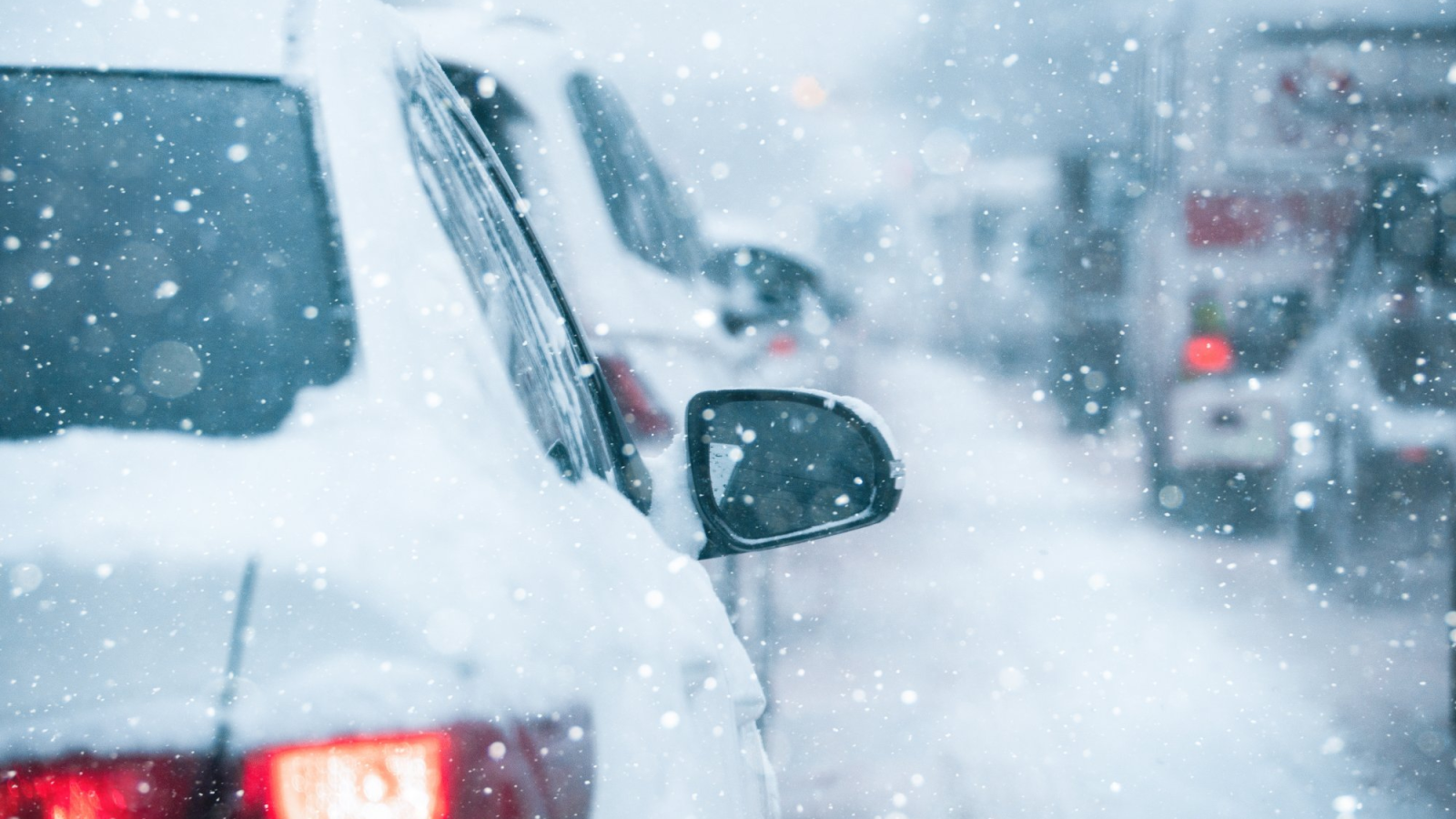 Autos im Schnee, © Scharfsinn, Shutterstock