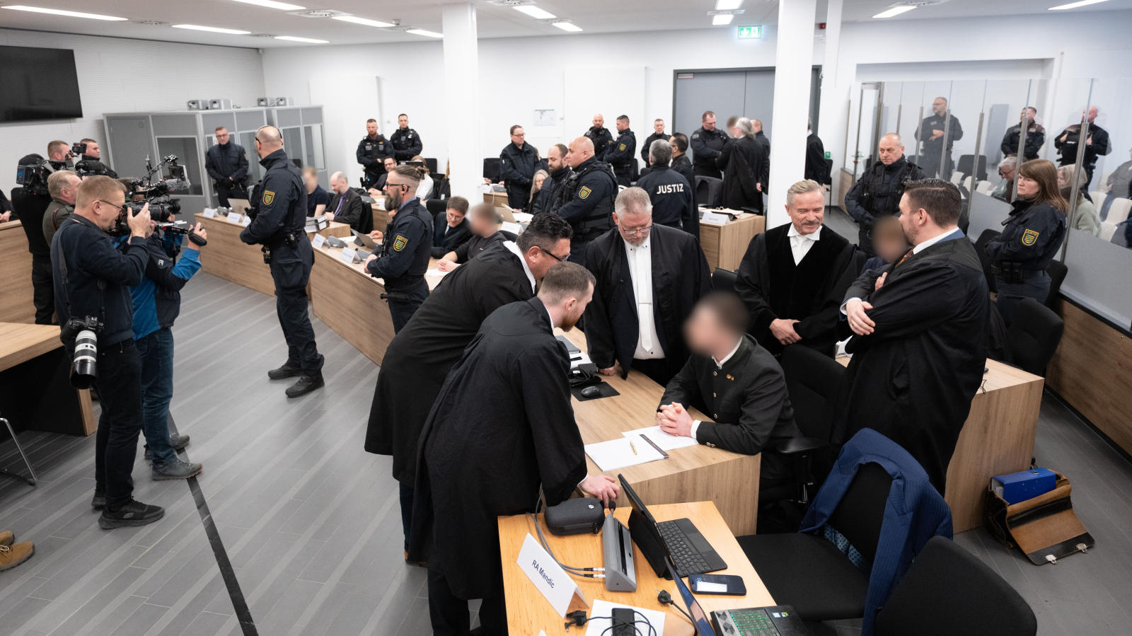 Başlık: Dresden’de Aşırı Sağcı Terör Davası Başladı, © Sebastian Kahnert/dpa