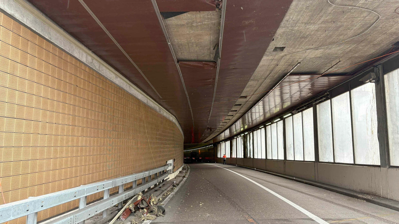 Muldentransporter beschädigt Tunneldecke in St. Gallen, © Kantonspolizei St. Gallen Muldentransporter beschädigt Tunneldecke in St. Gallen, © Kantonspolizei St. Gallen