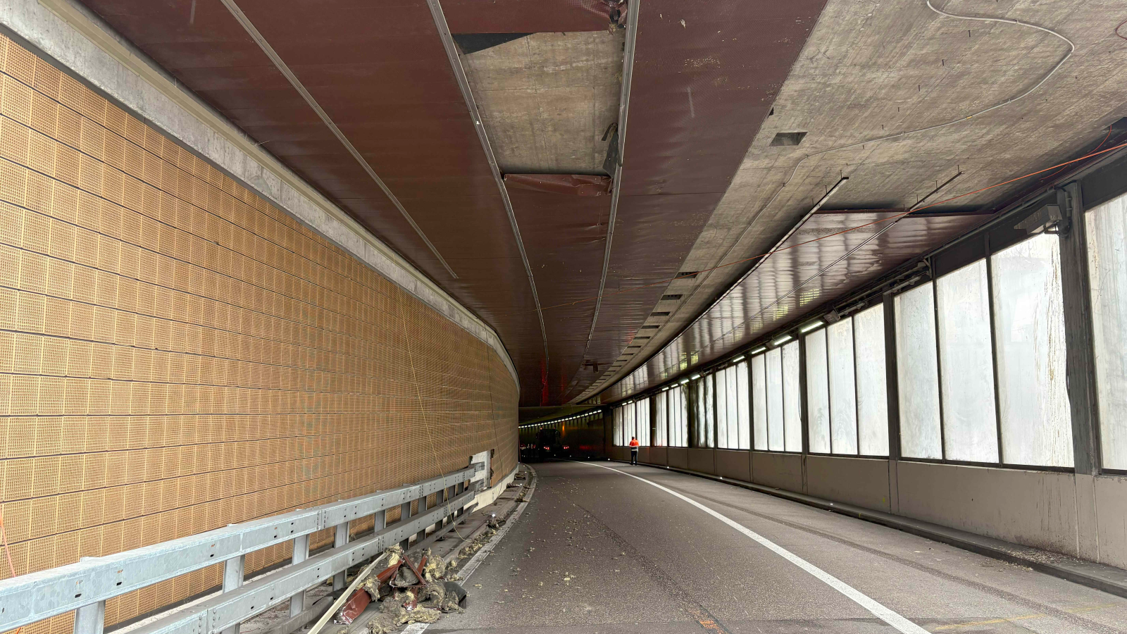 Muldentransporter beschädigt Tunneldecke in St. Gallen, © Kantonspolizei St. Gallen