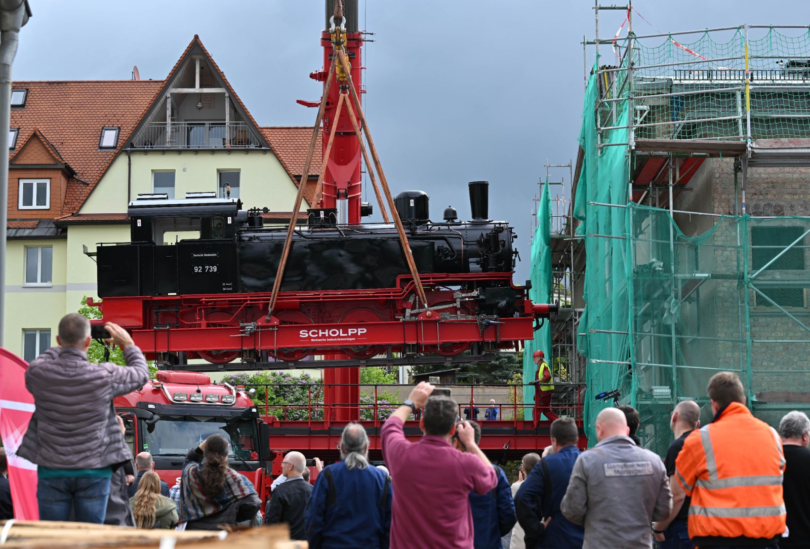 Eine preußische T13 Dampflokomotive wird mit dem Spezialkran von einem Tieflader gehoben., © Martin Schutt/dpa
