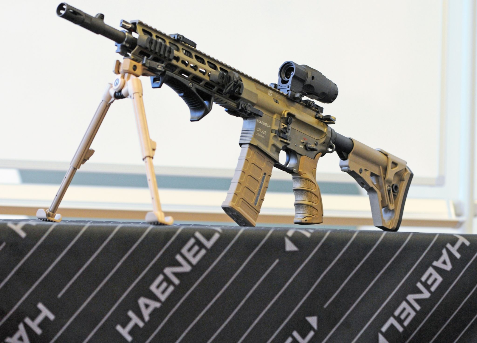 Ein halbautomatisches Sturmgewehr der Firma C.G. Haenel steht auf einem Tisch.