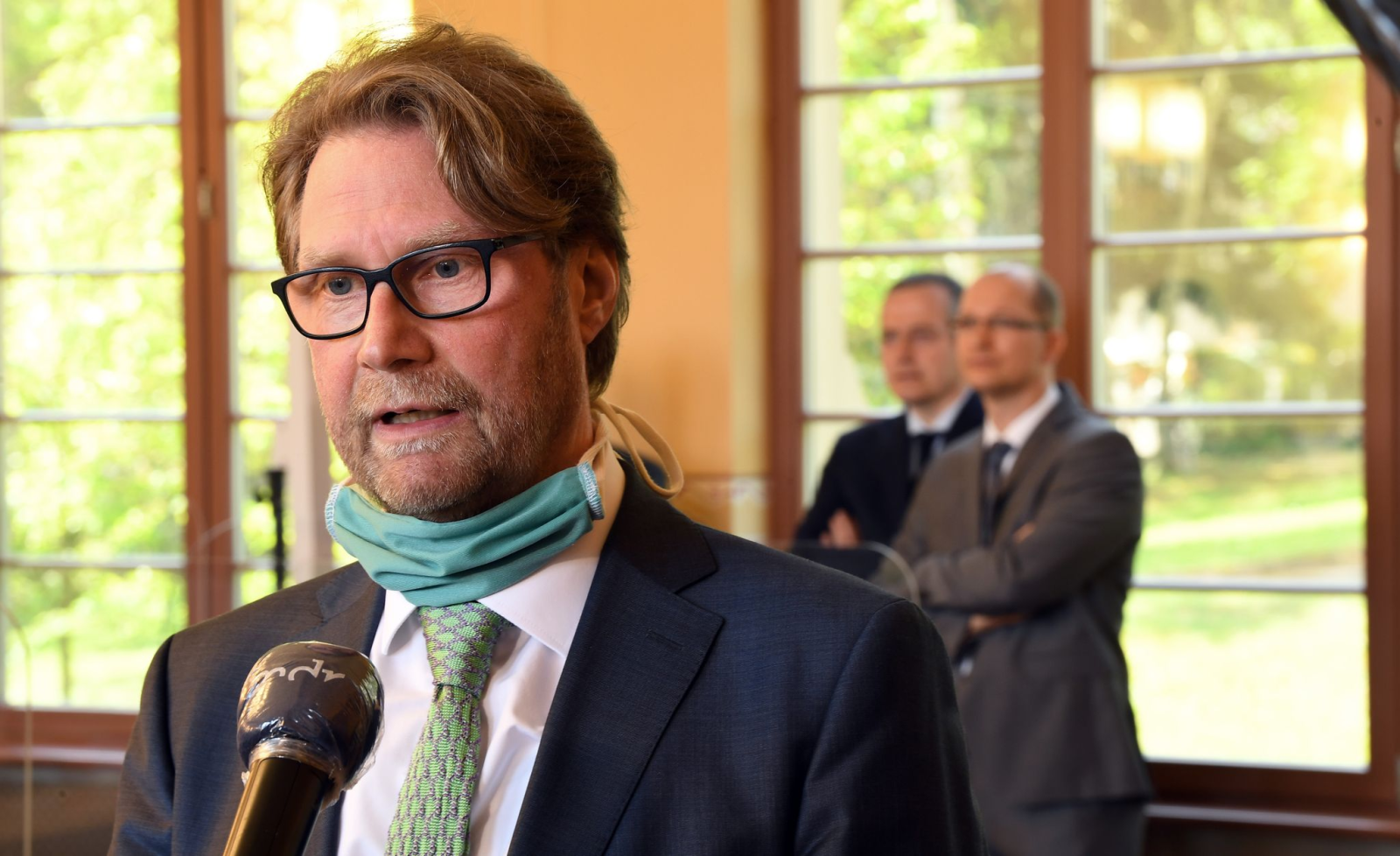Dirk Adams, Justizminister von Thüringen, spricht vor Verhandlungsbeginn im Verfassungsgerichtshof.