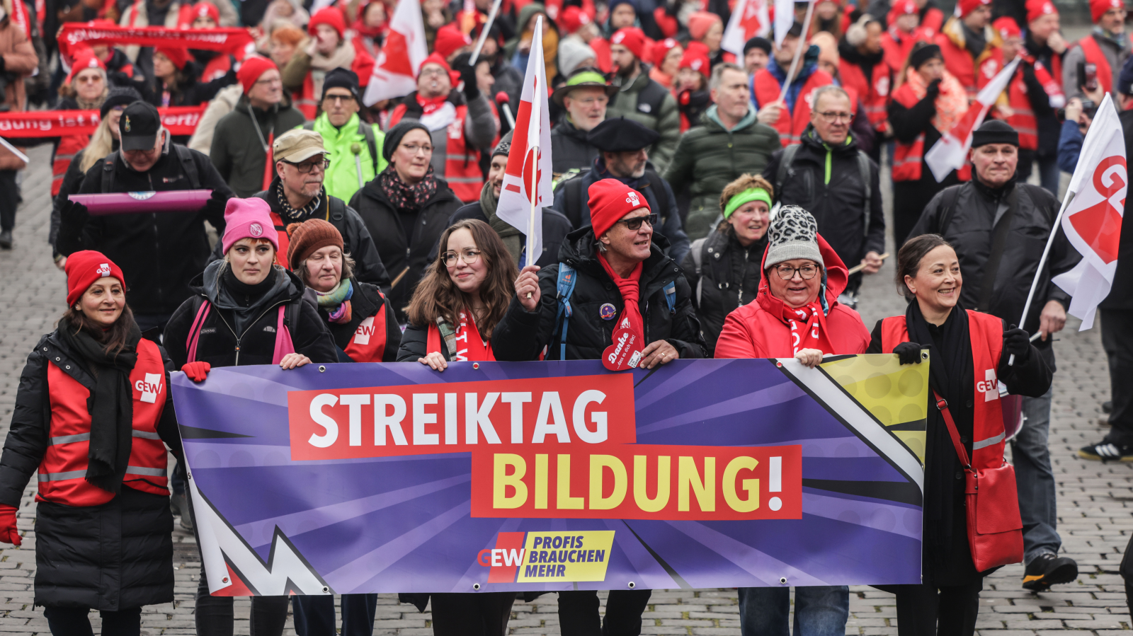 NRW’de uyarı grevleri sürüyor: Üniversite hastaneleri ve okullar etkilenecek, © Oliver Berg/dpa