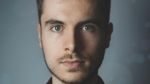 Wieso darf man auf dem Passfoto nicht lachen?, © Simon Robben Wieso darf man auf dem Passfoto nicht lachen?, © Simon Robben