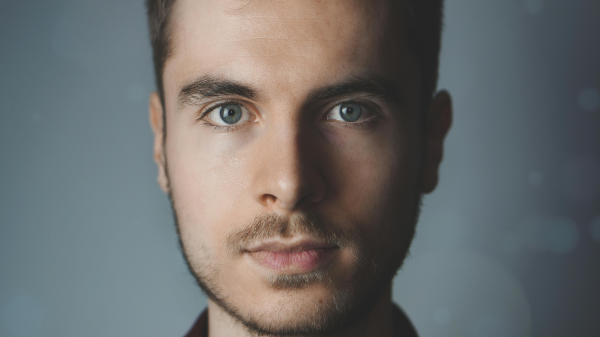 Wieso darf man auf dem Passfoto nicht lachen?, © Simon Robben