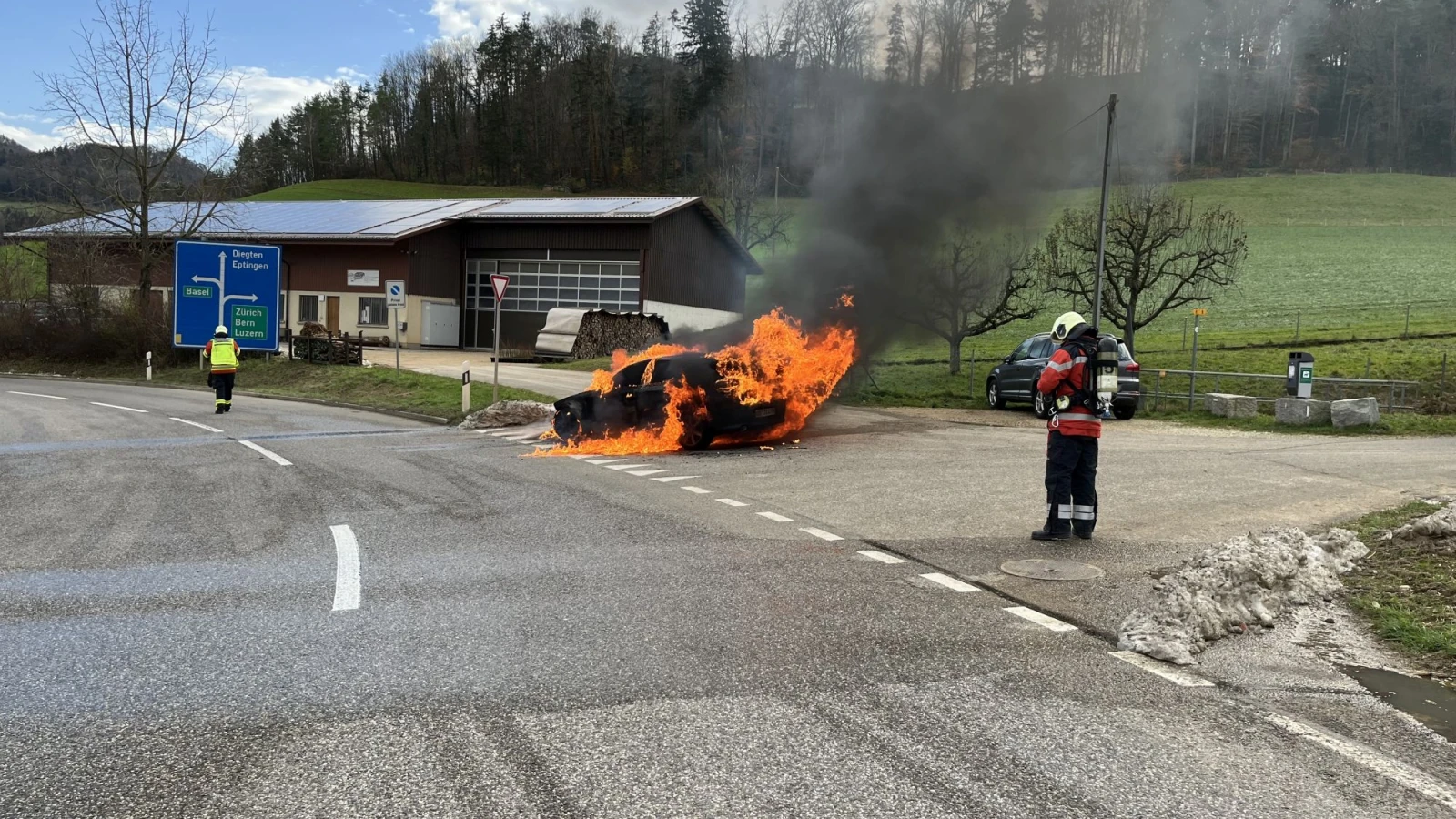 Fahrzeugbrand in Diegten, © Feuerwehr BL Fahrzeugbrand in Diegten, © Feuerwehr BL