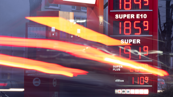 🎧 'Benzin Daha da Yükselebilir' İran Savaşı Ekonomiyi Sarsıyor, © Sebastian Kahnert/dpa