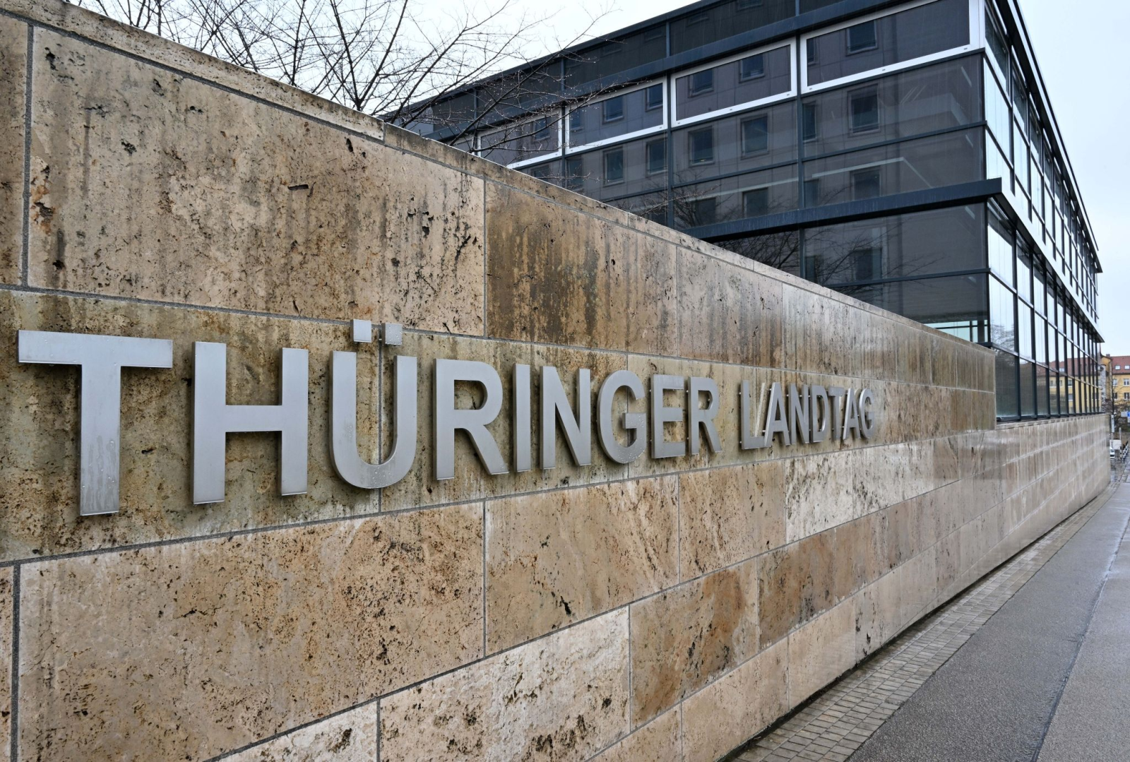 "Thüringer Landtag" steht an der Mauer neben dem Plenarsaal.