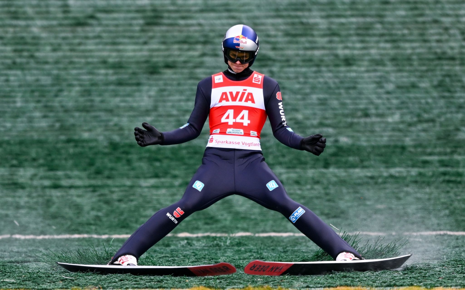 Skispringer Andreas Wellinger aus Deutschland nach einer Landung auf Sprungmatten.